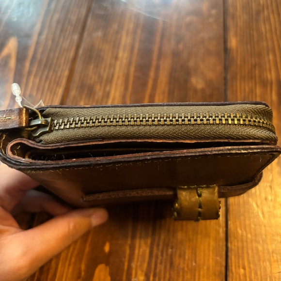 Lucky Brand Genuine Leather Distressed Wallet (New) - Picture 4 of 7